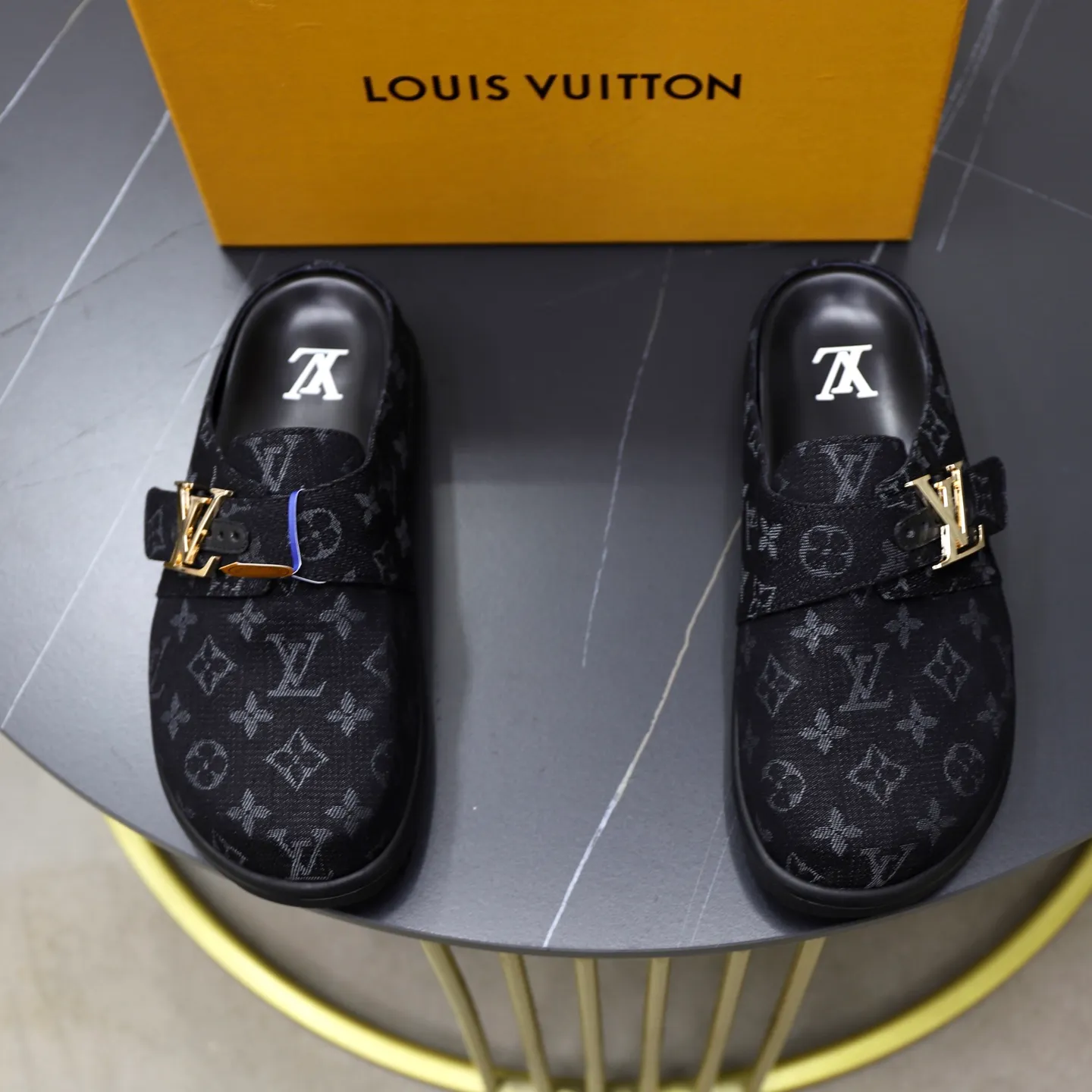 Ex-factory price: 520💰🙅‍♂️🙅‍♂️🙅‍♂️Birkenstock Brand: LV Louis Vuitton Standard code: 38-45 (cowhide lining) Grade: Same as the official website Material: Original presbyopic fabric design Original rubber wear-resistant molded outsole Style category: Men's fashion sandals Distinguished luxury brand elements Top luxury Color: Actual picture color